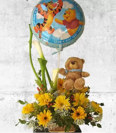 Canasta con gerberas, calas, peluche y globo para niño recién nacido.