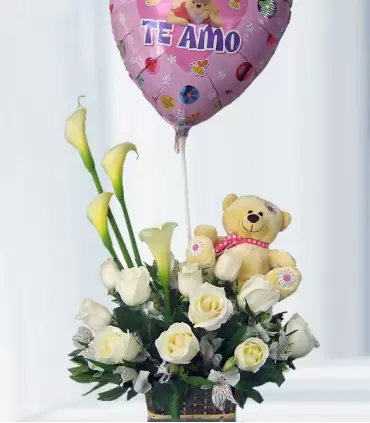 Canasta con 12 rosas blancas, 4 calas, osito peluche y globo "Te Amo" para nacimiento de niña.