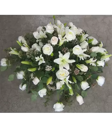 Cubre urna con 36 rosas y 12 ramas de liliums, disponible en varios colores, imagen horizontal