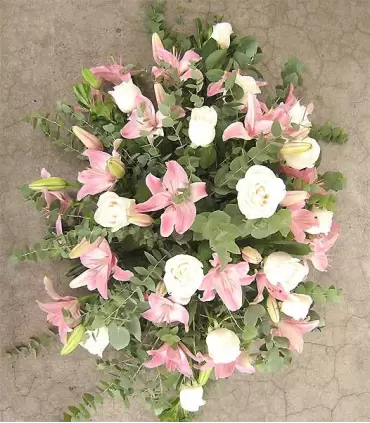 Cubre urna con 12 rosas blancas y 8 liliums rosados. Colores a elección.