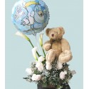Canasta con rosas blancas, calas, peluche y globo para nacimiento niño.
