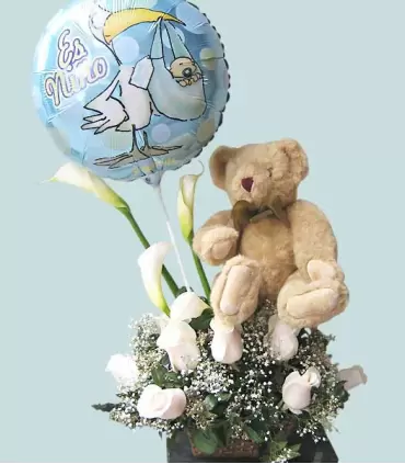 Canasta con rosas blancas, calas, peluche y globo para nacimiento niño.