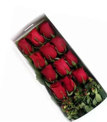 Caja con 12 rosas rojas