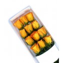 Caja con 12 rosas naranjas frescas.