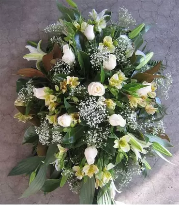 Cubre urna con rosas blancas, liliums blancos y alstroemerias.