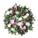 Corona floral con 8 rosas, 6 liliums y 5 maules frescos