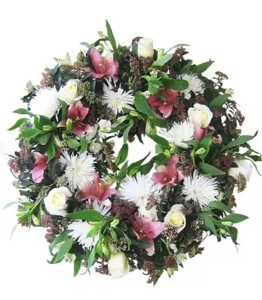 Corona floral con 8 rosas, 6 liliums y 5 maules frescos