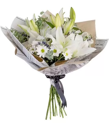 Ramo elegante con liliums, maules y follaje natural.