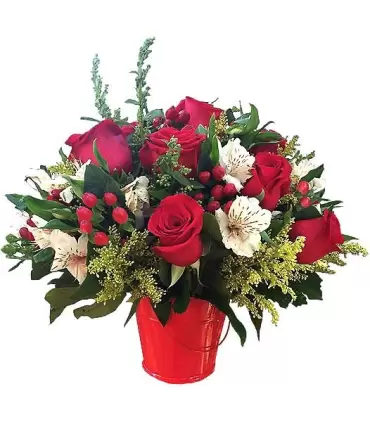Balde con flores frescas: rosas rojas, solidago, alstroemerias y hypericum.