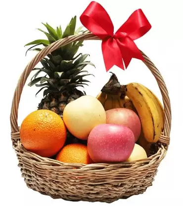 Canasta de frutas con 4 plátanos, 3 manzanas, 3 naranjas y 1 piña fresca.