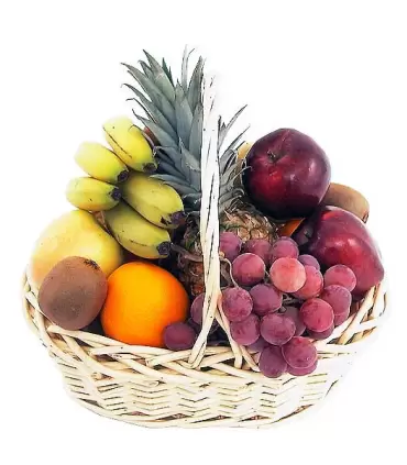 Canasta de frutas con plátanos, uvas, piña, manzanas, kiwis y naranjas.