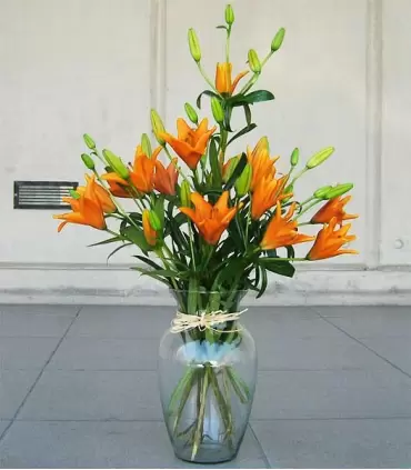 Florero con 8 liliums naranjas.