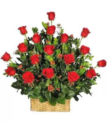 Canasta con 18 rosas