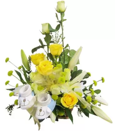 Canasta con rosas blancas y amarillas, liliums blancos y zapatitos para niño recién nacido.