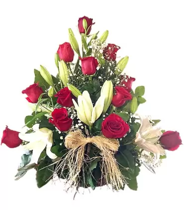 Canasta con 6 ramas de liliums blancos y 12 rosas rojas, color de rosas a elección.