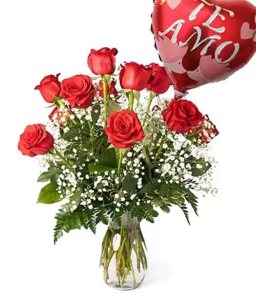 Florero con 12 rosas rojas y globo 'Te Amo', un regalo lleno de amor.