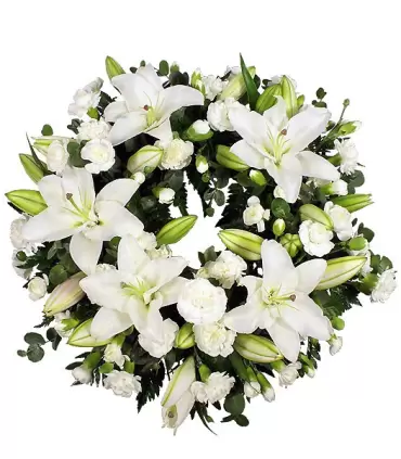 Corona de flores con liliums, maules y follaje decorativo