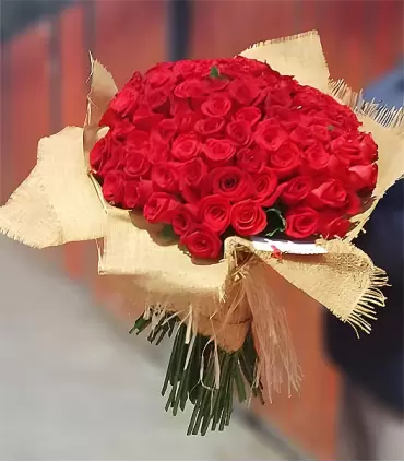 Ramo de 100 rosas rojas, una expresión grandiosa de amor.