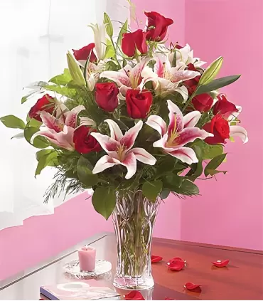 Florero con 12 rosas rojas y 6 ramas de liliums al tono