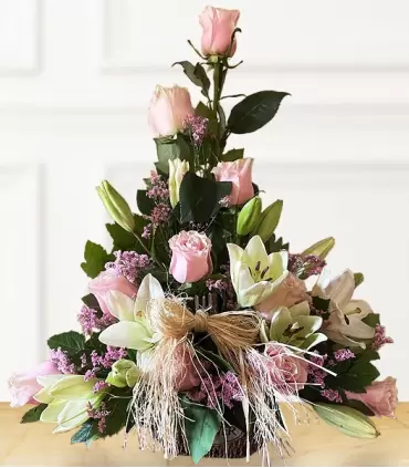 Canasta con 12 rosas rosadas y 6 liliums blancos.