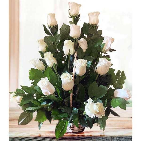 Canasta fúnebre con 18 rosas blancas