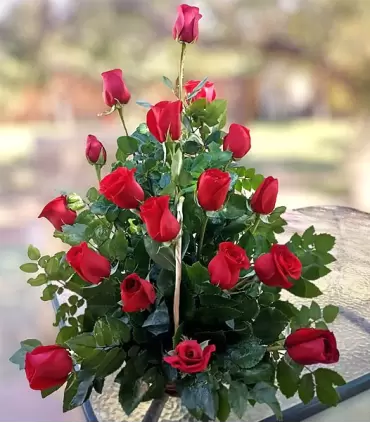 Canasta con 18 rosas fúnebres, color de rosas a elección.