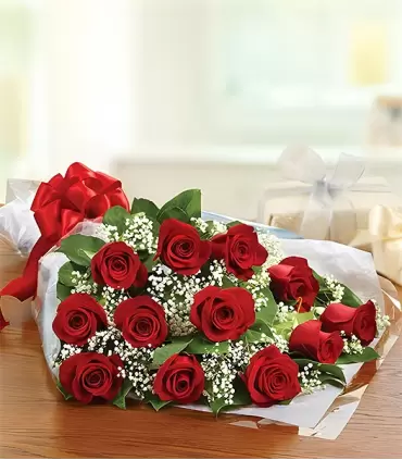 Ramo extendido con 12 rosas rojas.
