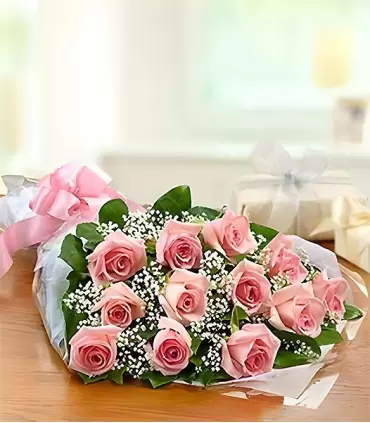 Ramo extendido con 12 rosas rosadas frescas.