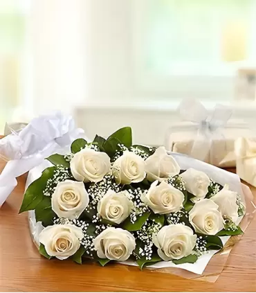 Ramo extendido con 12 rosas blancas.