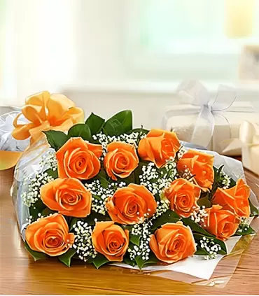 Ramo extendido con 12 rosas naranjas.