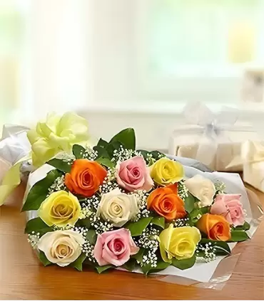 Ramo extendido con 12 rosas surtidas.