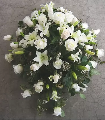 Cubre urna con 36 rosas y 12 ramas de liliums en colores a elección, imagen vertical