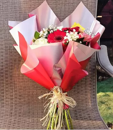 Ramo de rosas y gerberas, un arreglo alegre y colorido.