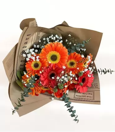 Ramo con 10 gerberas naranjas, gypsophila y follaje, elige el color de las gerberas.