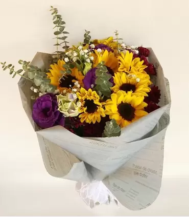 Ramo con 10 girasoles, 5 lisianthus, maule y follaje.