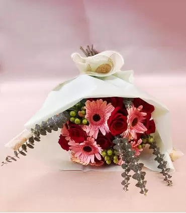 Ramo con 10 rosas rojas, 6 gerberas rosadas, hypericum, gypsophila y eucalipto.