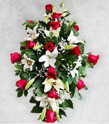 Cubre urna con 12 rosas rojas y 8 liliums blancos, color de las rosas a elección.