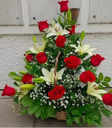 Canastillo mediano de condolencias con 12 rosas rojas y 6 liliums blancos, elige el color de las rosas.