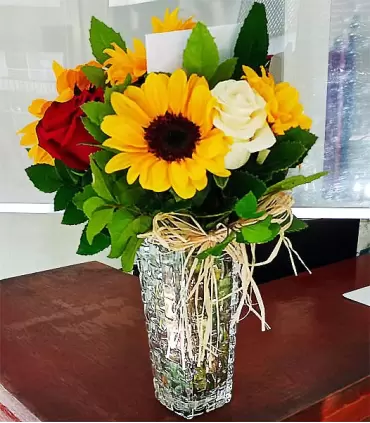 Florero con 4 rosas y 4 girasoles.