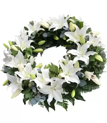 Corona con 10 liliums blancos, maule y follaje.