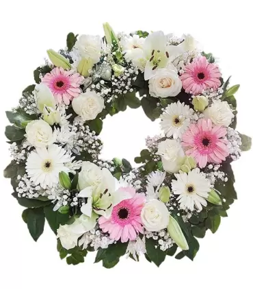 Corona con 10 rosas blancas, 8 gerberas y 8 liliums.