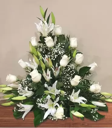 Canasta con 12 rosas blancas y 10 liliums blancos.