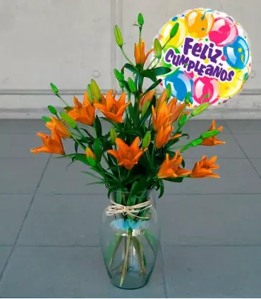 Flores de cumpleaños: florero con 5 liliums naranjas y globo de cumpleaños.