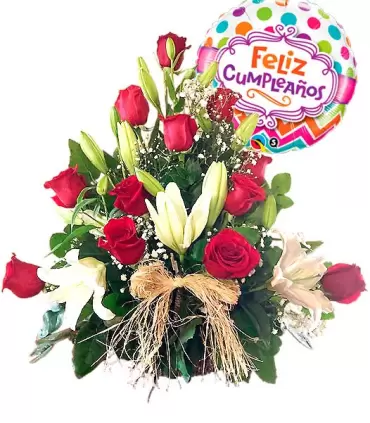 Flores de cumpleaños: canasta con 6 liliums blancos, 12 rosas rojas y globo de cumpleaños.