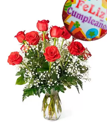 Flores de cumpleaños: florero con 12 rosas rojas y globo de cumpleaños.