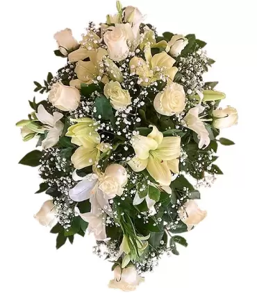 Arreglo floral cubre urna con rosas blancas, liliums y alstroemerias.