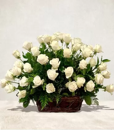 Canastillo de condolencias grande con 48 rosas blancas.