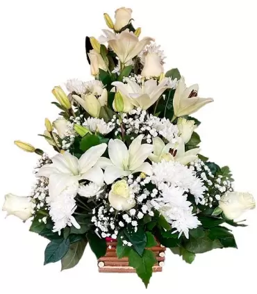 Canastillo pequeño de condolencia con 9 rosas blancas, 6 liliums blancos y maule.
