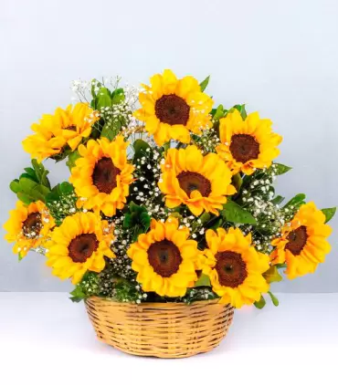 Canasta con 10 girasoles.