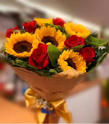 Ramo con 6 rosas rojas y 6 girasoles.